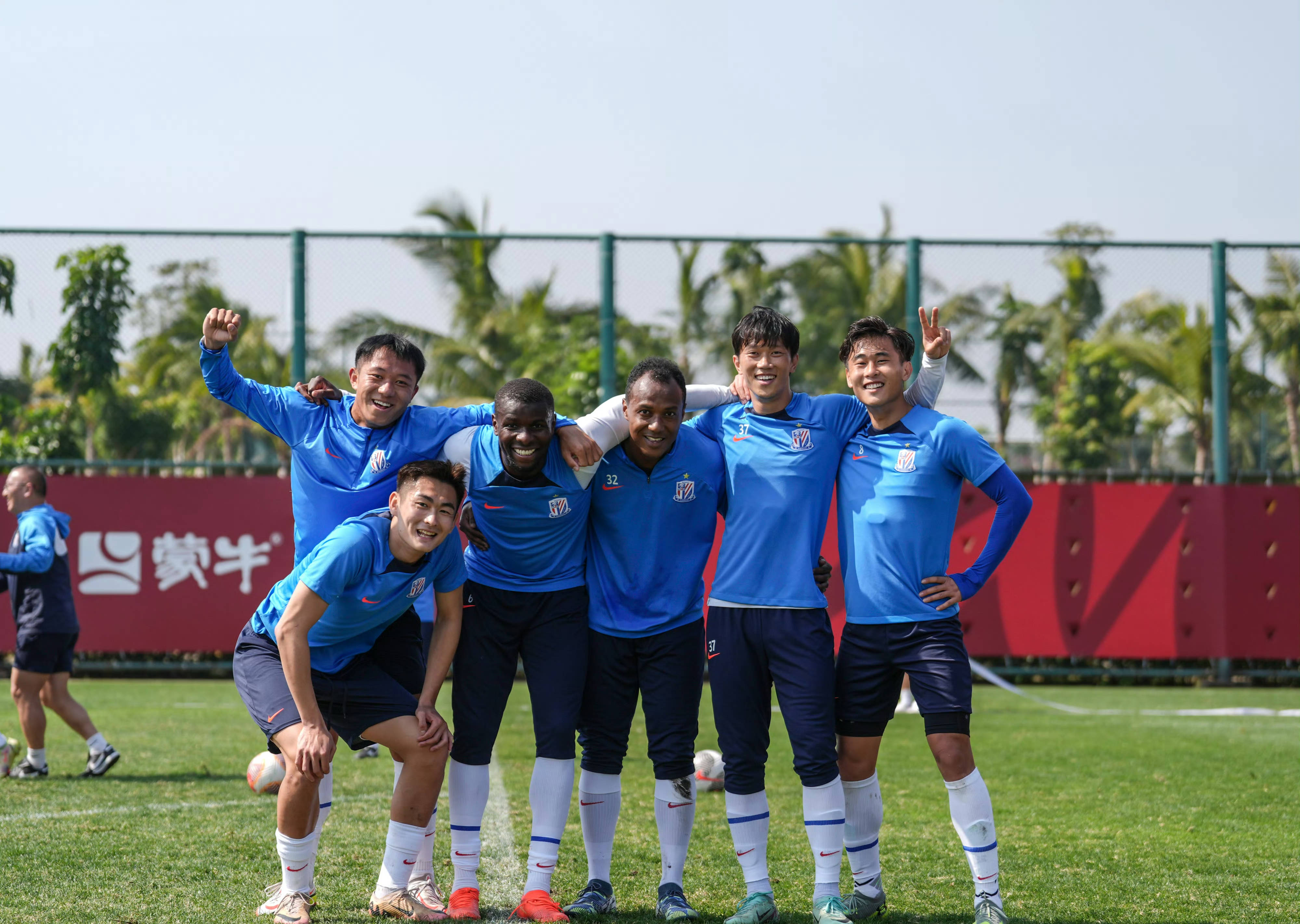 申花外援阿马杜参加分组对抗训练；此前他的简单介绍