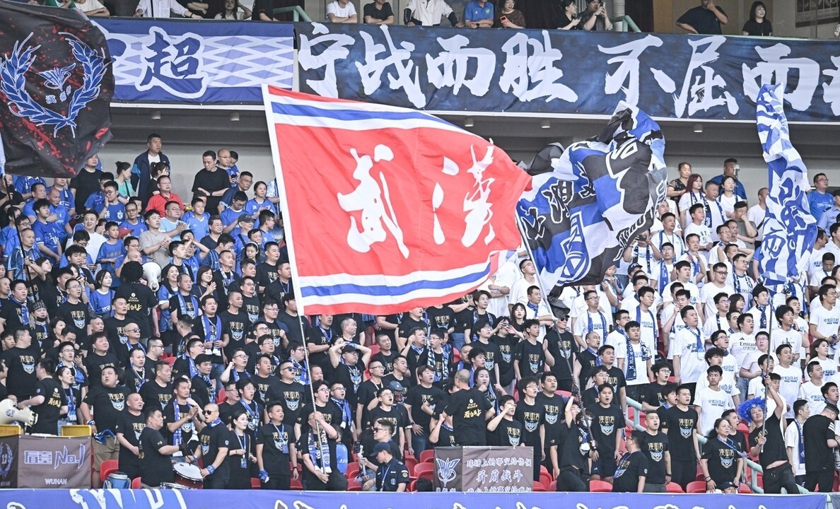 包含中超-河南VS上海海港：中超前二掉链子，卫冕冠军面临选择的词条