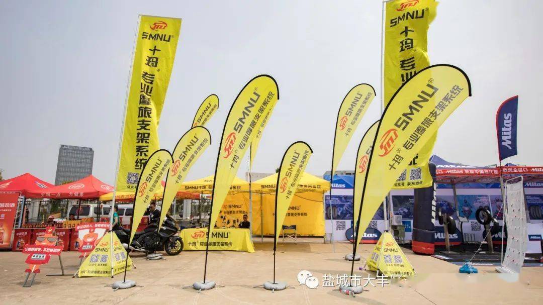 嘉年华般的封闭场地跳马比赛引发阵阵掌声