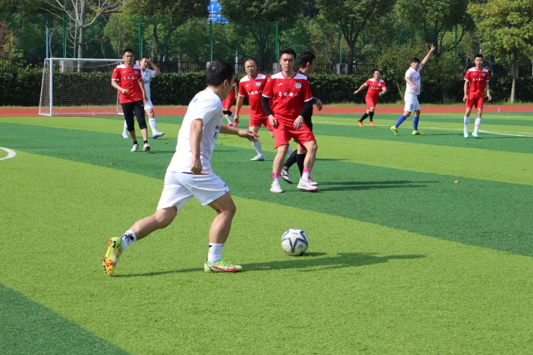包含精彩足球比赛如期举行，精彩纷呈场面无限的词条