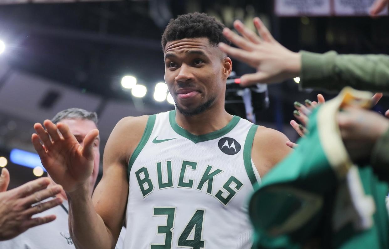 包含ESPN建议火箭和雄鹿进行7换2交易，谈判以换取字母哥的词条