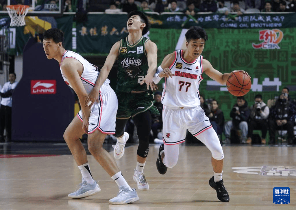 林崴31分同曦不敌广东李弘权26分上海胜四川(李弘权是谁的儿子)